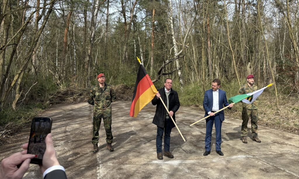 Boris Pistorius (li.) und Michael Kretschmer zeigen Flagge im Wald von Straßgräbchen. Früher waren hier 20 Sowjet-Raketen stationiert, demnächst kommt die Bundeswehr. 