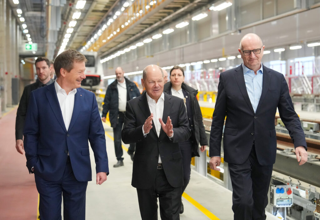 Ein zufriedener Bundeskanzler im Januar im Cottbuser Bahnwerk. Nun steht Olaf Scholz‘ (SPD) Regierung vor dem Aus. Foto: Deutsche Bahn / Oliver Lang 