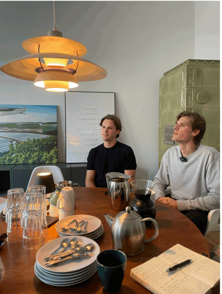 Die Brüder Oscar (l.) und Ferdinand Meyer verbinden den Wunsch zum Weltverbessern mit Unternehmergeist. Bis zu ihrem Luftschiff ist es aber noch ein weiter Weg. Foto: Robert Saar