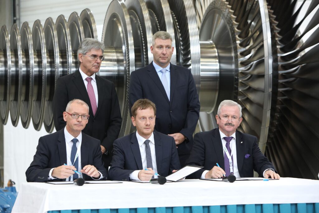 Einen Zukunftspakt für Görlitz schlossen Michael Kretschmer (CDU), Siemens-CEO Joe Kaeser und Fraunhofer-Präsident Reimund Neugebauer 2019. Foto: Siemens