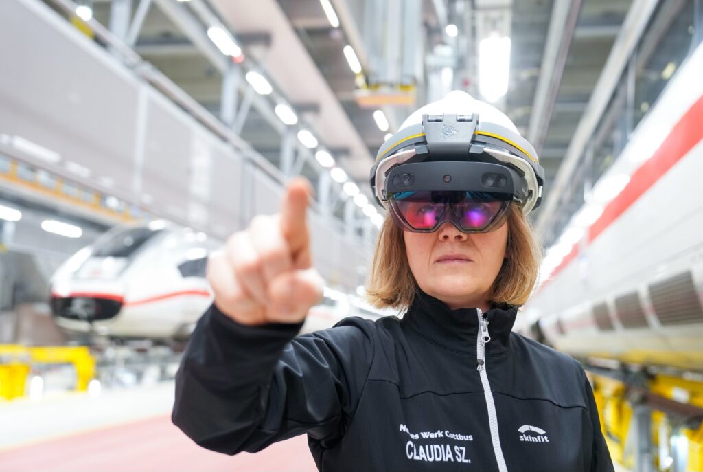 Jede Art von Absolvent und Nicht-Absolvent ist in der milliardenschweren Montagehalle in Cottbus willkommen. Foto: Deutsche Bahn AG / Oliver Lang