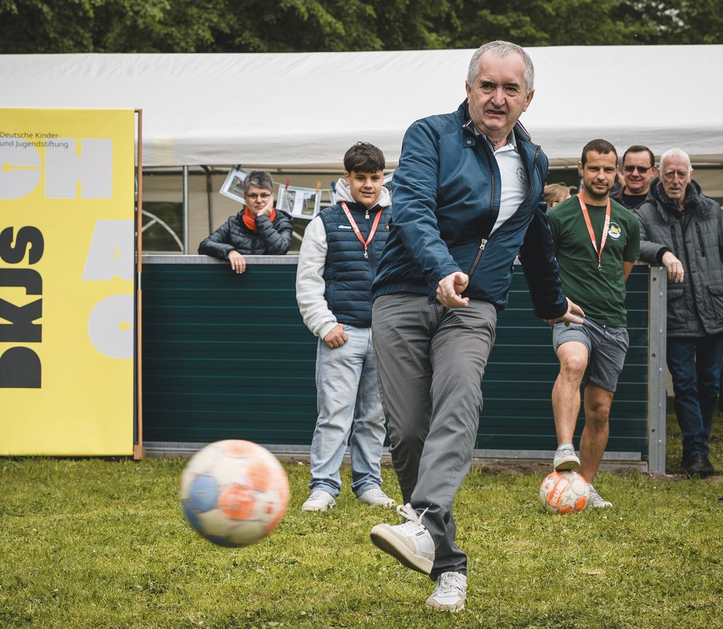 Jugendförderung in Sachsen: Regionalminister Thomas Schmidt (CDU) im Mai beim Start der Jugendkampagne „Du machst Dich gut hier“ in Rothenburg im Kreis Görlitz. Foto: Pascal Ziehm