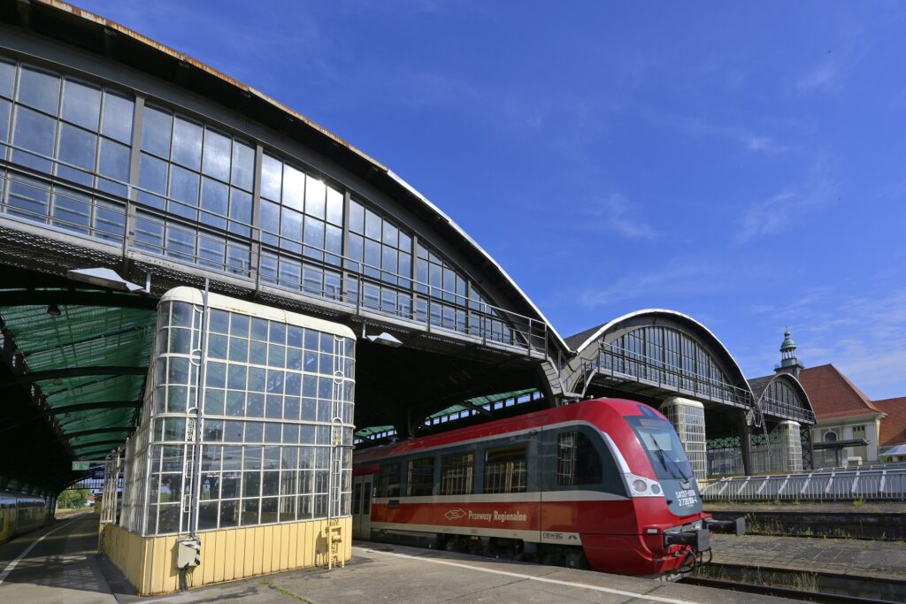 Vom Bahnhof in Görlitz schneller nach Dresden, das ist das Ziel. Dafür fusionieren nun zwei Verkehrsverbünde. Foto: DB
