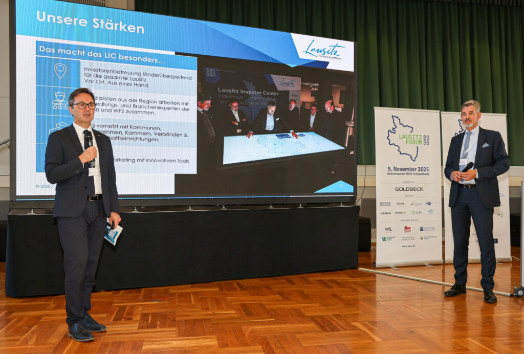 Thomas Horn (Wirtschaftsförderung Sachsen, li.) und Steffen Kammradt (Wirtschaftsförderung Brandenburg) stellen ihre gemeinsamen Pläne für die Lausitz vor. Foto: LF 2038