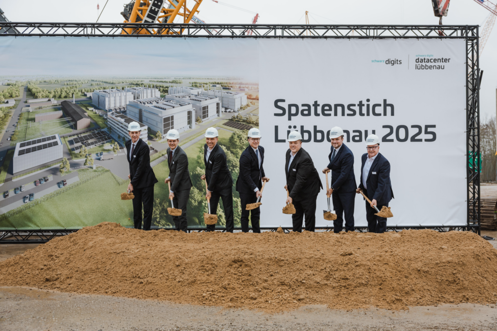 Männer, Helme, Spaten: So begann die größte Investition der Lausitz im November 2026. Foto: Schwarz Digits 