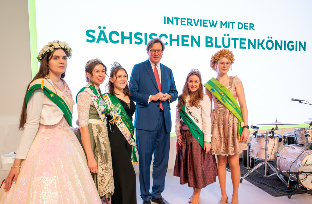 Gerahmt von Königinnen: Georg-Ludwig von Breitenbuch (CDU) sieht lieber Wald als PV. Foto: SMUL / Mike Schmidt 