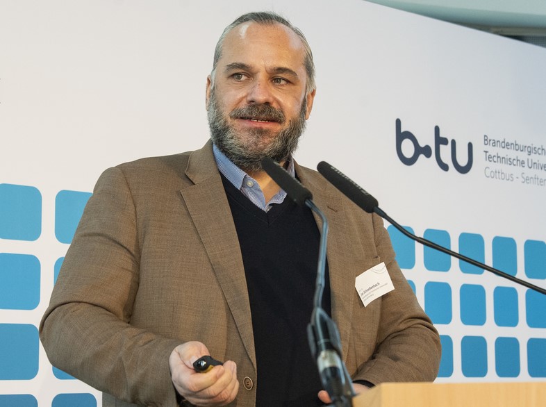 „Guter Strukturwandel sorgt dafür, dass bessere, hoch produktive Arbeitsplätze geschaffen werden, als vorher da waren“, sagt der Ökonom Jan Schnellenbach. Foto: BTU / Ralf Schuster