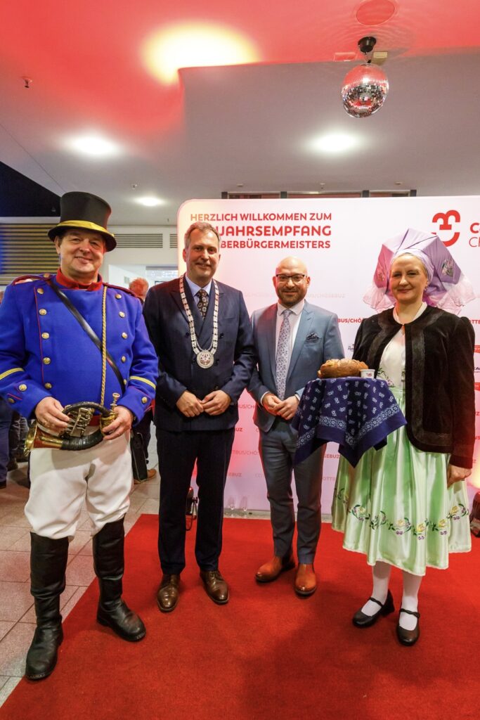 Eingerahmt von Lokalgrößen beim Neujahrsempfang: Tobias Schick (2.v.li.) und René Wilke. Foto: Stadt Cottbus /Andreas Franke