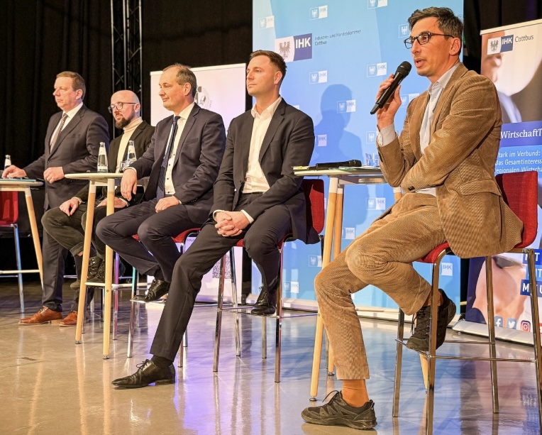 Christian Jaschinski (li.) und seine Herausforderer Christian Nürbchen, Norbert Kleinwächter und Marcel Schmidt befragt von André Fritsche. Foto: IHK Cottbus