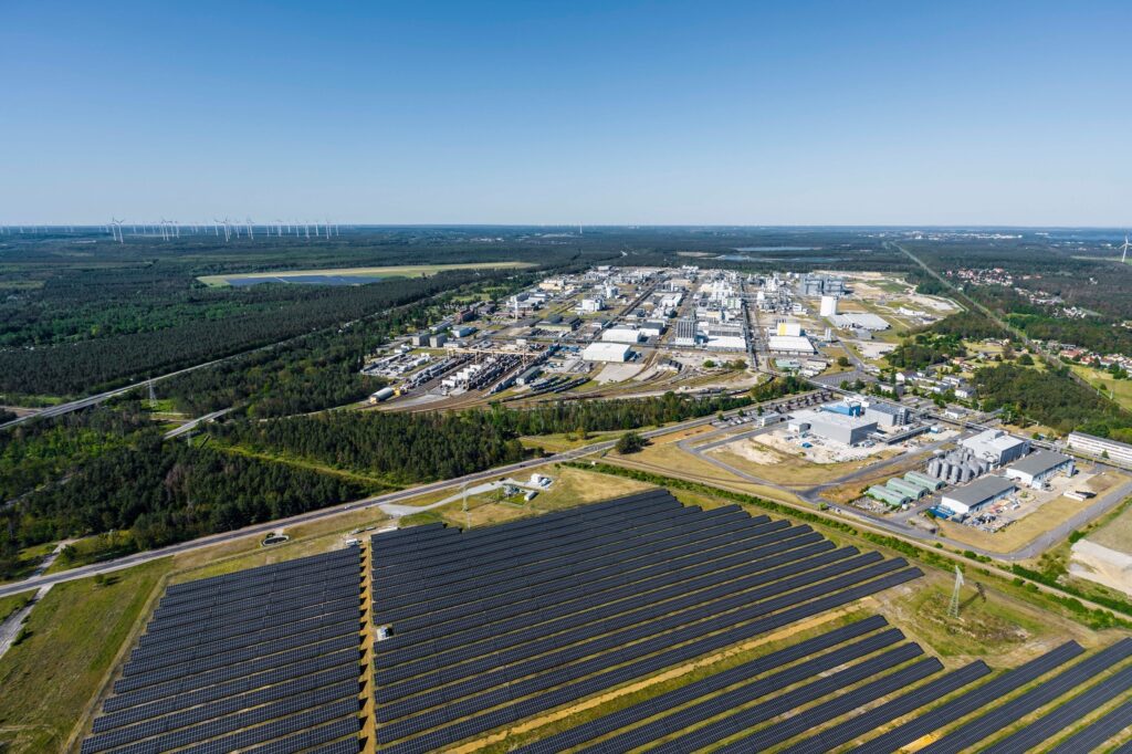Erneuerbare und Industrie in direkter Nachbarschaft. Daraus kann der Kreis OSL künftig mehr machen. Foto: BASF Schwarzheide 