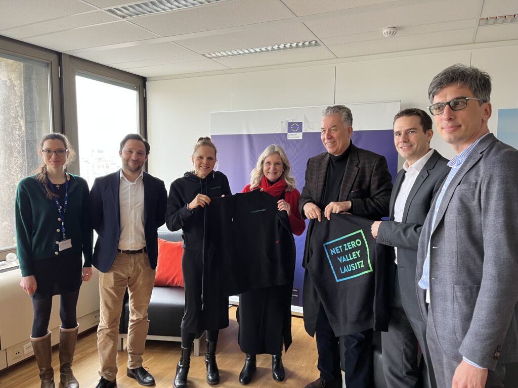 Werbung in Brüssel: Fritsche (re.) und Niggemann. Foto: Stadt Cottbus