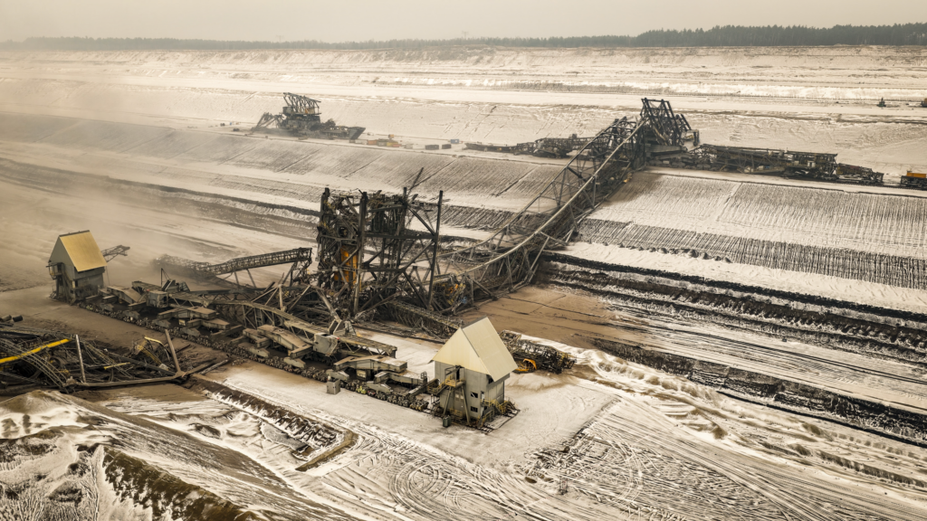 Die Anfang des Jahres gesprengte Förderbrücke im Tagebau Jänschwalde. Ein Symbol für das Ende des Kohleabbaus in der Lausitz. Foto: Leag