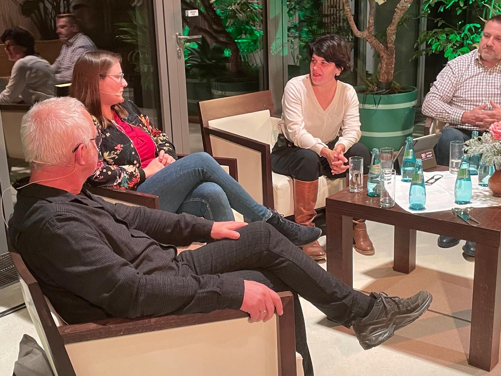 Thomas Pilz (li.), Tina Bernert und Dirk Rohrbach Im Gespräch über Engagement auf dem Land am 12. November 2025. Foto: Daniel George 