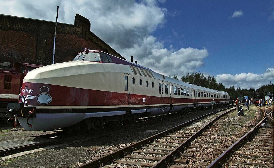 Die DR-Baureihe VT 18.16, besser bekannt als Schnellverbrennungstriebwagen Görlitz ist ein Lausitzer Original. Entwickelt und produziert wurde er in Görlitz. Das Fahrzeug begeistert Zugliebhaber bis heute. Quelle: gravitat-OFF (CC BY 2.0)
