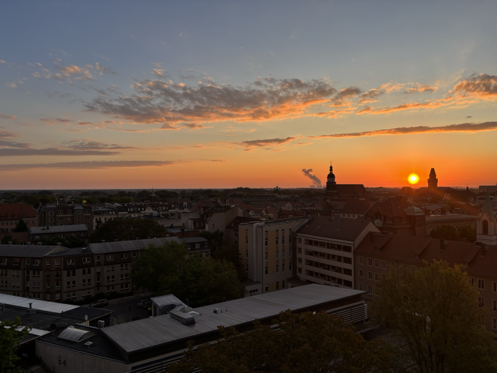 Sonnenaufgang in Cottbus: Als kreisfreie Stadt in einem ansonsten ruhigen Umfeld sammeln sich hier regionale Potenziale. Foto: NL 