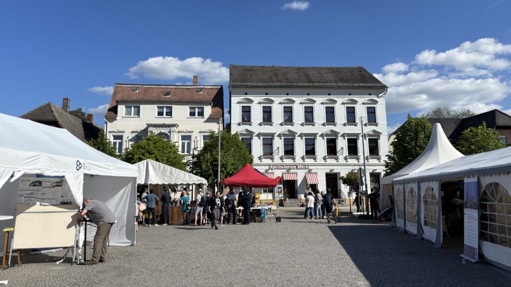 Ostsachsens Institute haben ihre Zelte aufgebaut auf dem Dorfplatz von Hirschfelde. Foto: NL