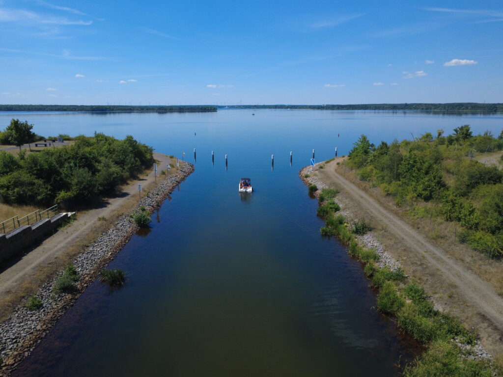 Boot fährt vom Koschener Kanal auf den Senftenberger See. Foto: WRL / Niklas Arnold