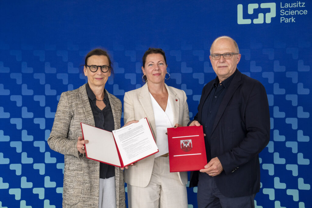 Nach der Unterzeichnung des Gesellschaftervertrags: BTU-Präsidentin Prof. Gesine Grande (li.), die Cottbuser Bürgermeisterin Doreen Mohaupt und WISTA.Plan-Geschäftsführer Walter Leibl. Foto: BTU / Ralf Schuster 