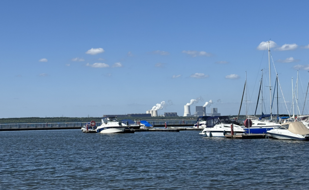 Das Kraftwerk Boxberg prägt den Norden des Kreises Görlitz. Blick vom Strand Klitten über den Bärwalder See. Foto: NL