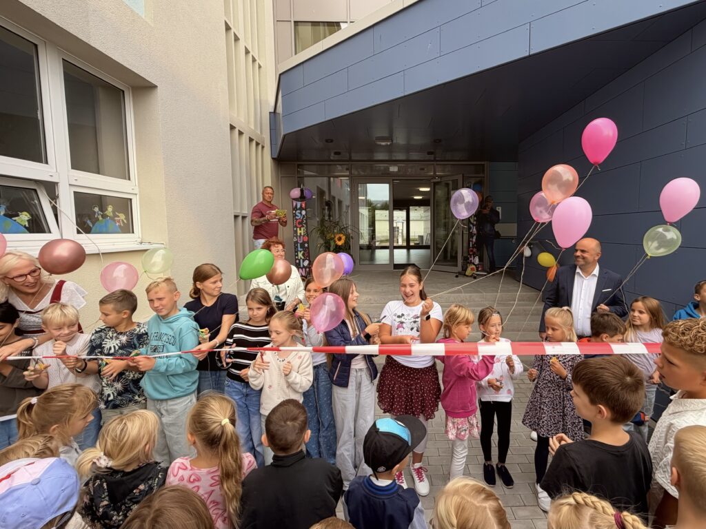 Freude an der Liuba-Grundschüle in Lübben. Hier wurde zum Schulstart am gestrigen Montag ein Anbau eröffnet. Damit kann die Schule mit ihren 540 Kindern dreizügig betrieben werden. Foto: Stadt Lübben 