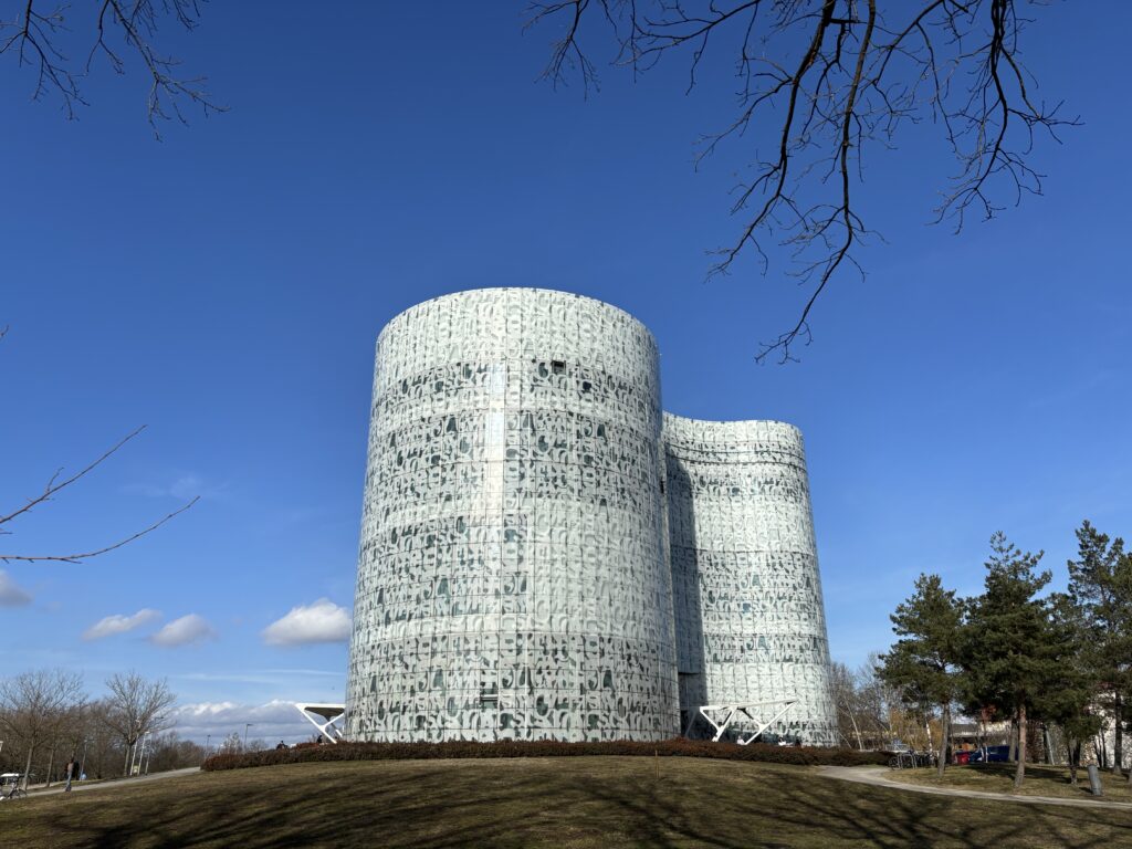 Leuchtturm der Wissenschaft: Die Unibibliothek von Herzog & de Meuron thront seit 2004 auf dem Hügel gegenüber des Hauptcampus. Foto: NL